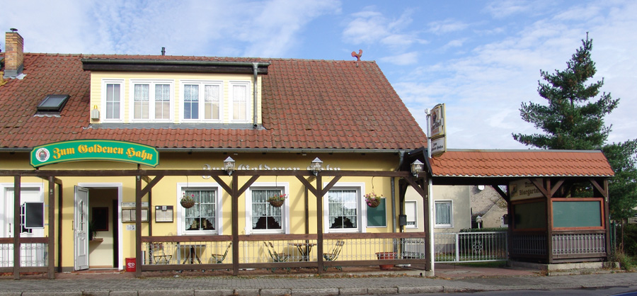 Restaurant "Zum Goldenen Hahn" - Vorderseite mit kleiner Terrasse