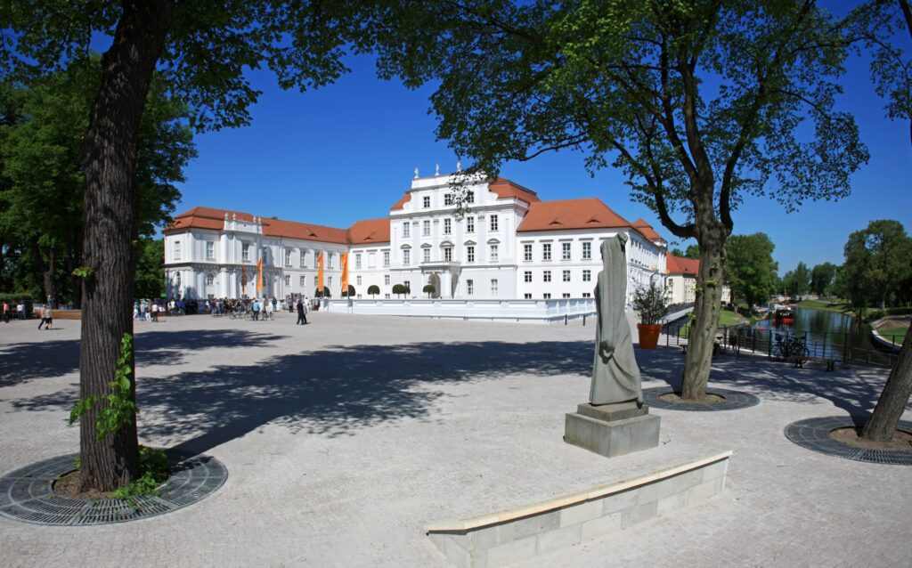 Foto: Tourismusverband Ruppiner Seenland e.V.;Schloss Oranienburg mit Schlossplatz