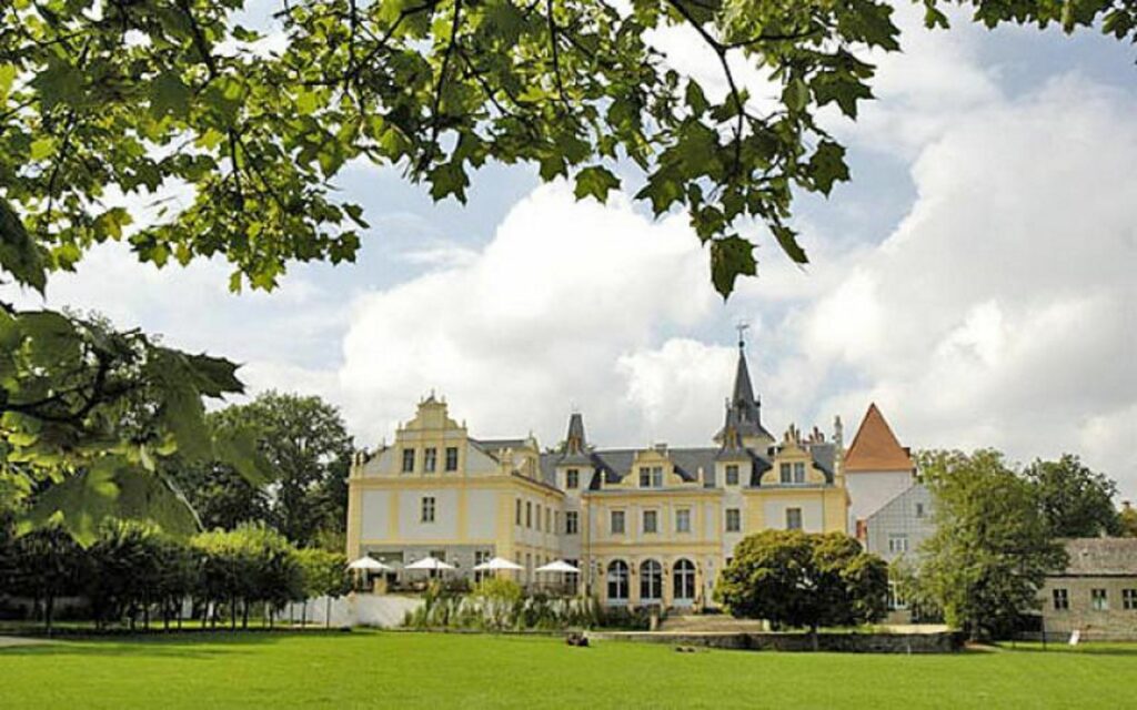 Foto: Tourismusverband Ruppiner Seenland e. V.;Schloss Hoppenrade
