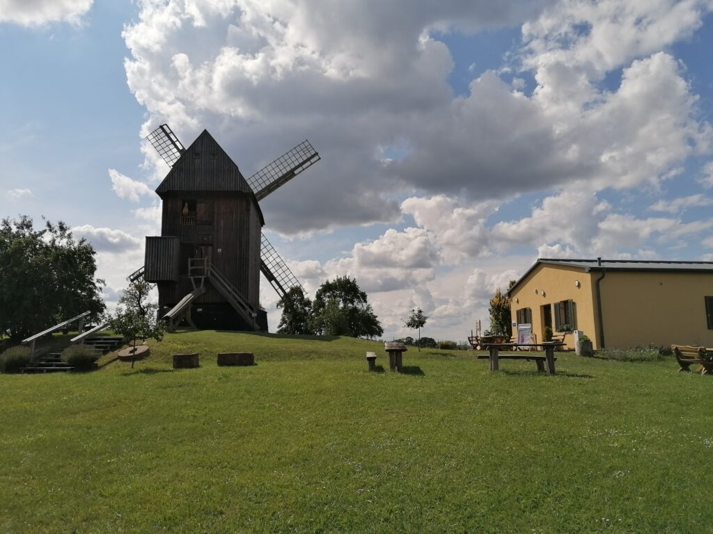 Bockwindmühle von hinten, nebenan die Touristinformation Oberkrämer, Foto: Jannika Olesch, Lizenz: Tourismusverband Ruppiner Seenland e. V.