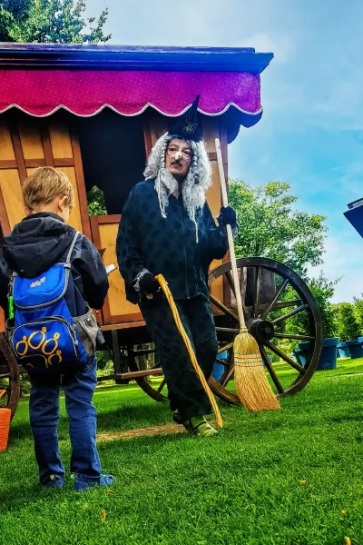 Gästeführerin Martina Dorn als Schlossparkhexe Thymiana