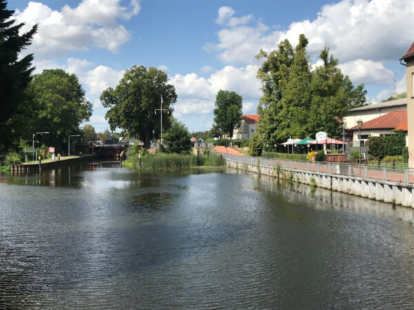 Stadtgarten Zehdenick an der Schleuse, Foto: Elisabeth Kluge, Lizenz: Tourist-Information Zehdenick