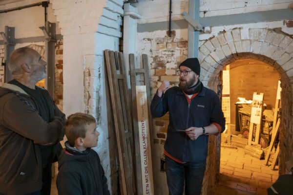 Führung durch das Denkmal Ofenfabrik, Foto: Erik-Jan Ouwerkerk, Lizenz: Erik-Jan Ouwerkerk/Ofen- und Keramikmuseen Velten