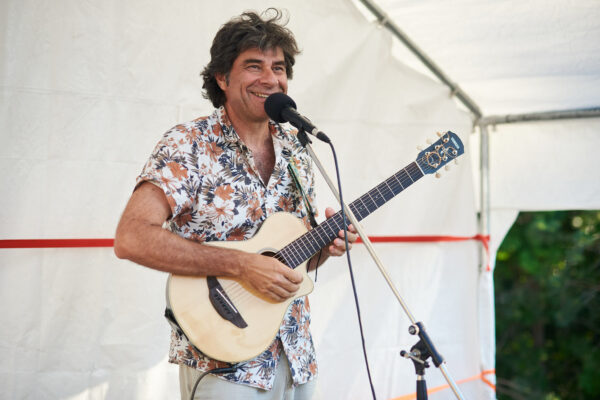 Michel Avallone (Gesang und Gitarre, Frankreich), Foto: Sur Mesure, Lizenz: Sur Mesure