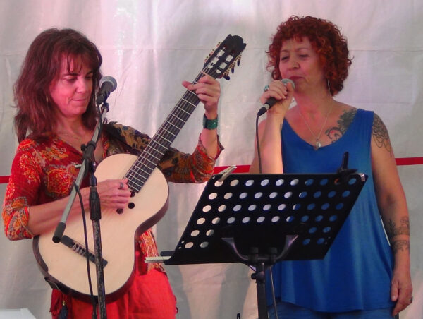 Catalina Claro (Chile) und Cathy (Frankreich), Foto: Jürgen Günther, Lizenz: Brassens in Basdorf e. V.
