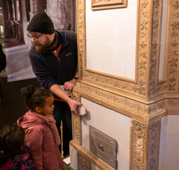 Feuer, Kohle, Ton - Familienführung, Foto: Erik-Jan Ouwerkerk, Lizenz: Erik-Jan Ouwerkerk/Ofen- und Keramikmuseen Velten