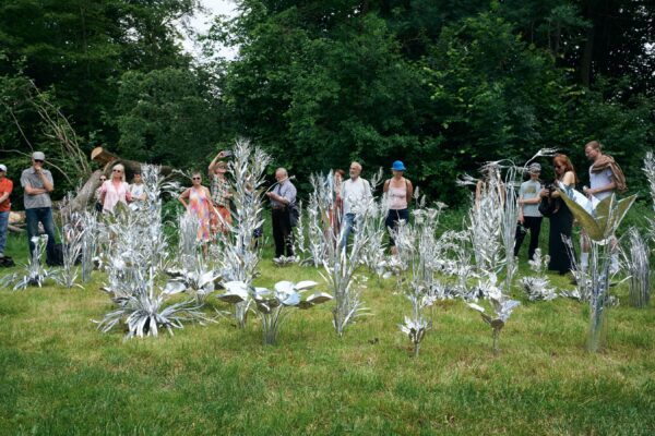 Besucher bei der Eröffnung vor Toshihiko Mitsuyas "Aluminum Garden", Foto: Showmik Khan, Lizenz: Schlossgut Schwante
