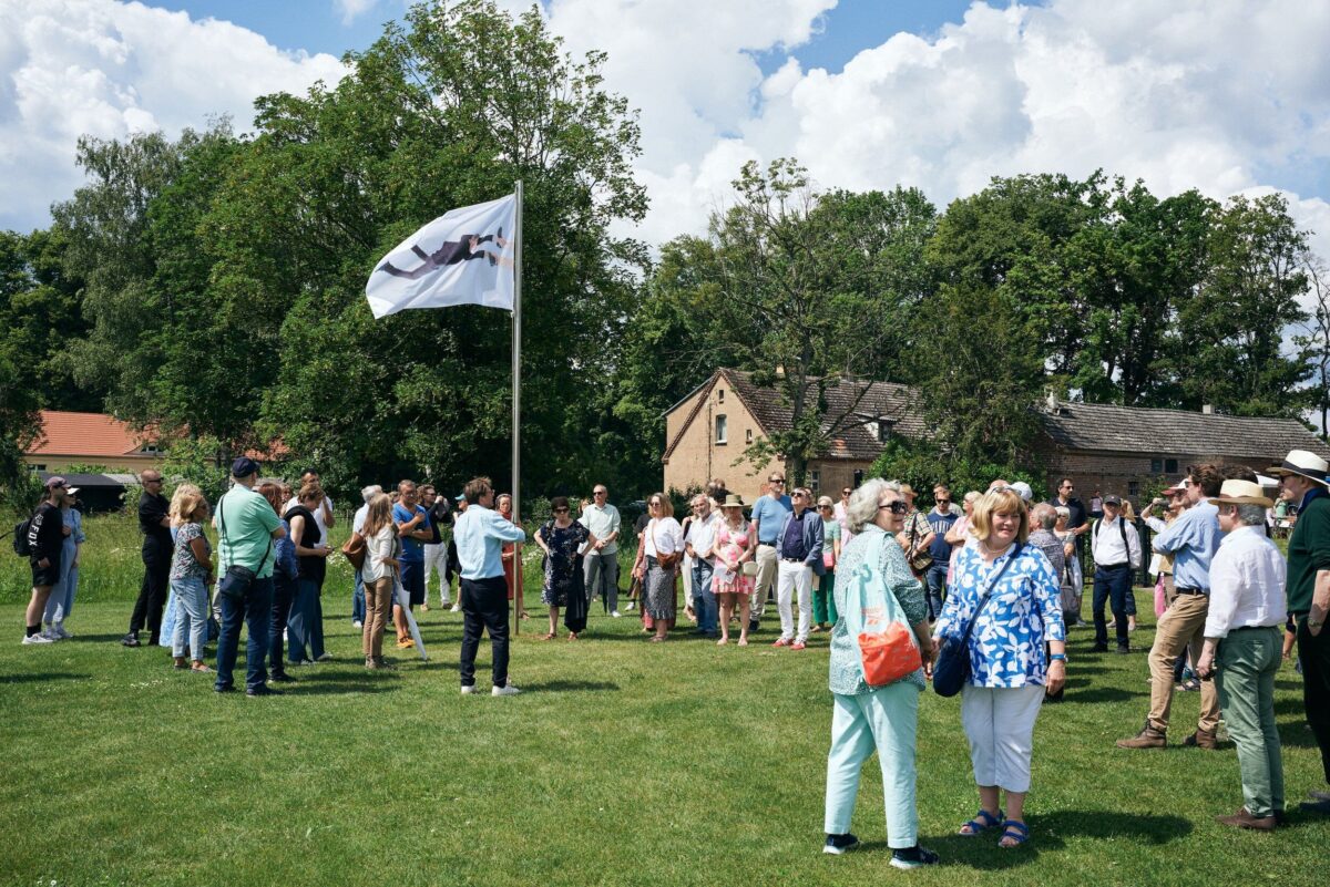 Marcus Boxler bei der Führung durch den Skulpturenpark, Foto: Showmik Khan, Lizenz: Schlossgut Schwante