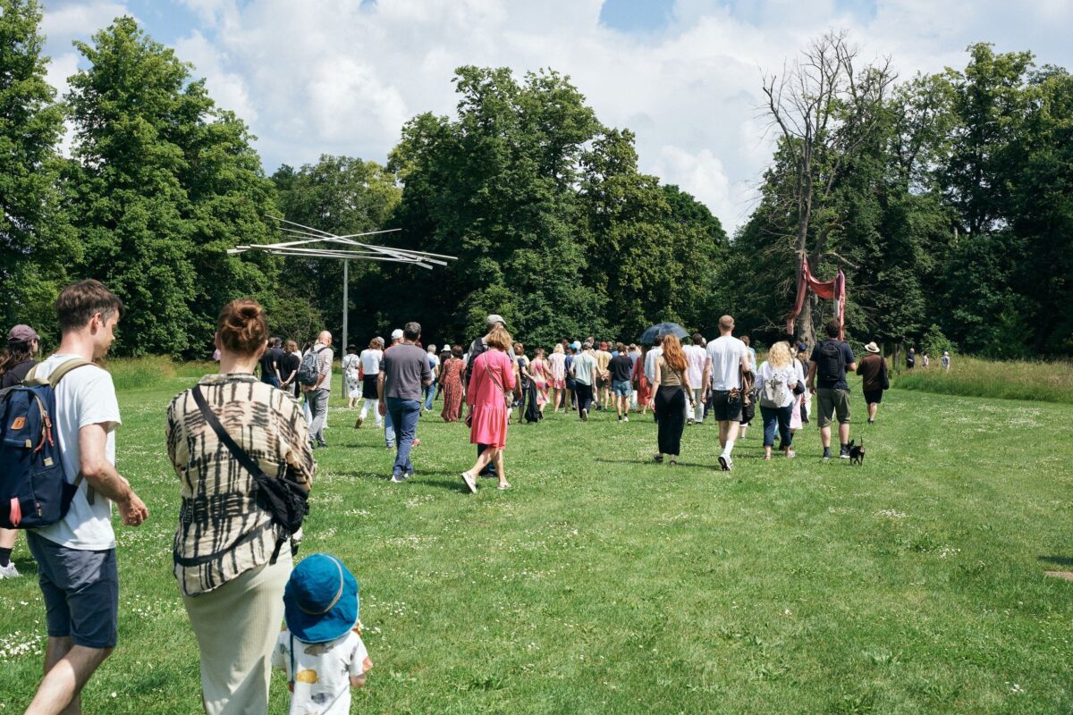 Führung durch den Skulpturenpark, Foto: Showmik Khan, Lizenz: Schlossgut Schwante