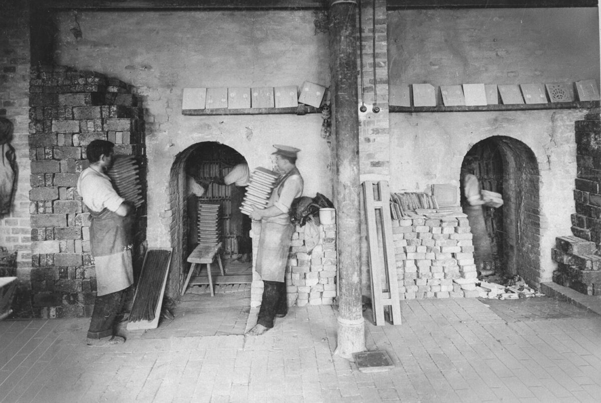 Pöttemacher und Kachelbäcker (1905), Foto: Waldemar Titzenthaler, Lizenz: Ofen- und Keramikmuseum Velten