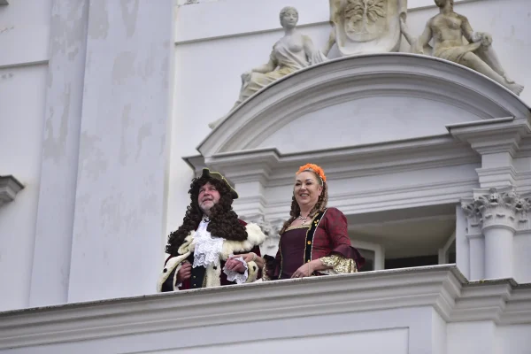 Kurfürstenpaar auf dem Schlossbalkon