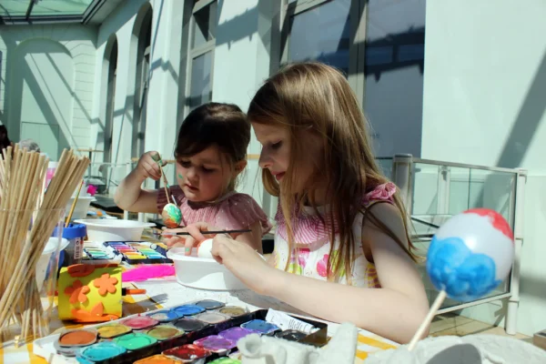 Kinder bemalen Ostereier