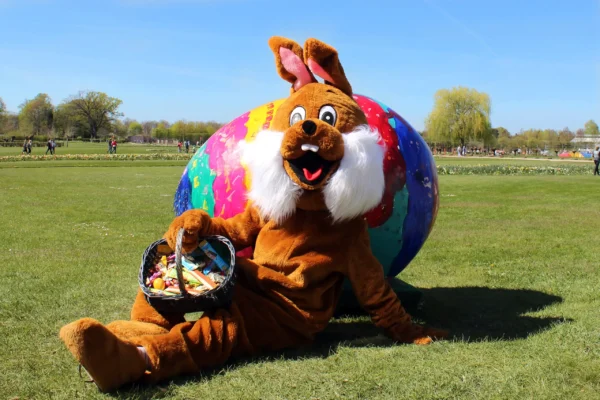 Brauner Osterhase mit Süßigkeitenkorb