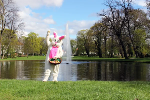 Weißer Osterhase am Schlossparkteich