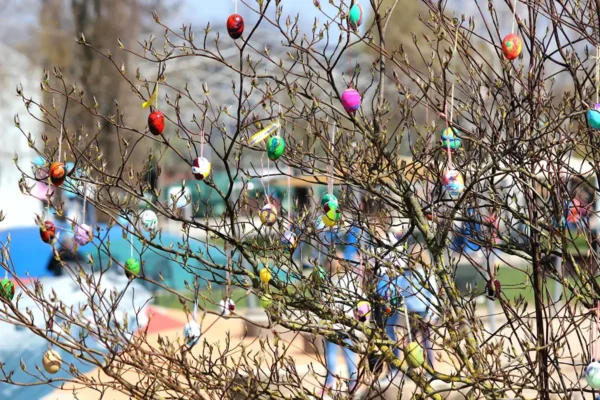 Bunter Osterstrauch im Schlosspark