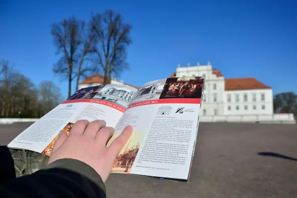 Prospekt mit Schloss Oranienburg im Hintergrund