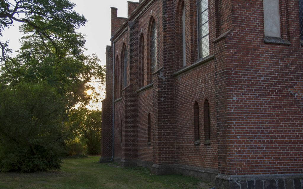 Foto: ScottyScout;Mauerwerk der Dorfkirche in Linum
