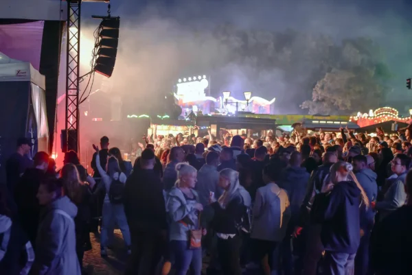 Stadtfest Oranienburg Publikum auf dem Schloßplatz