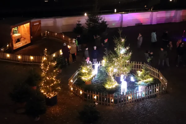 Weihnachtlich beleuchteter Südhof am Schloss Oranienburg